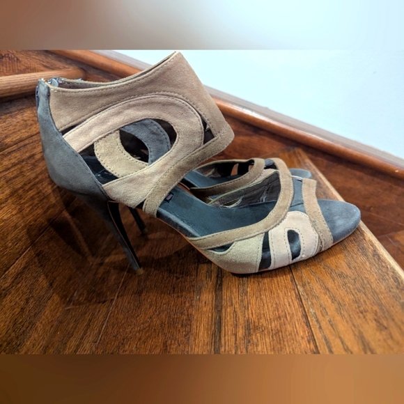 Steven by Steve Madden Suede heels with illusion cut outs. Gray taupe & tan Sz 8 - Picture 8 of 8